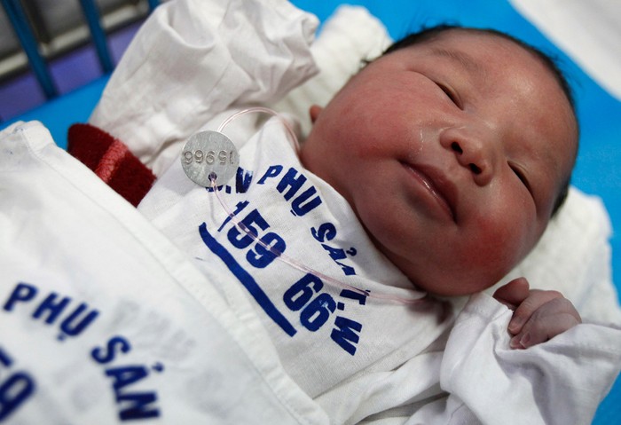 Một em bé bụ bẫm được sinh ra vào ngày 27/10/2011 tại Bệnh viện phụ sản Trung ương ở Hà Nội, Việt Nam.
